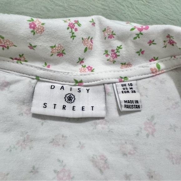 Daisy Street Faux Wrap Front Crop Top with Tie in 90s Floral VNeck Collar Medium - Picture 3 of 9